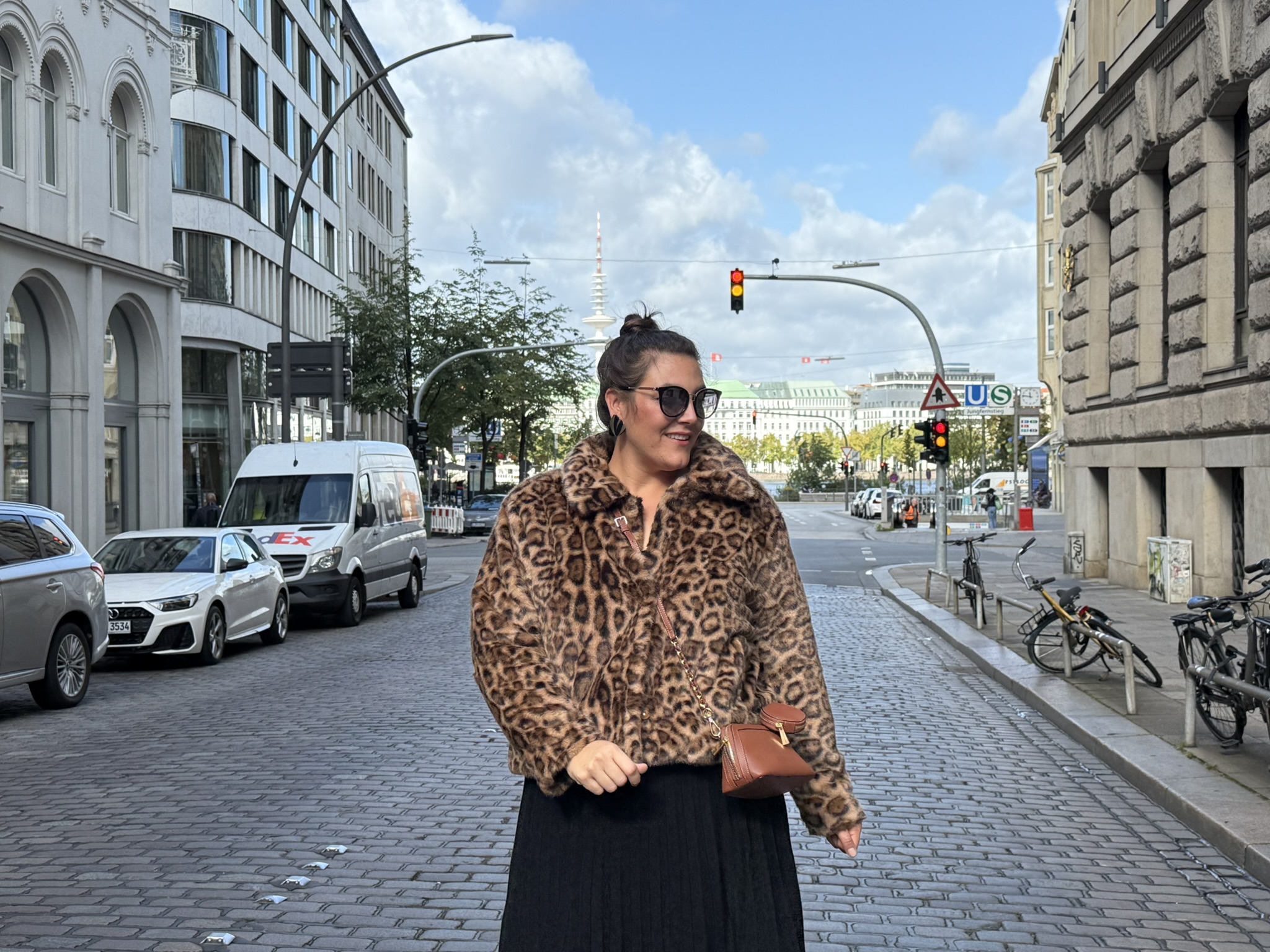 Frau trägt modischen Leopardenmantel in der Hamburger Innenstadt, stilvolle Plus Size Mode für Damen, große Größen Hamburg, herbstliches Outfit mit Selbstbewusstsein und Eleganz.