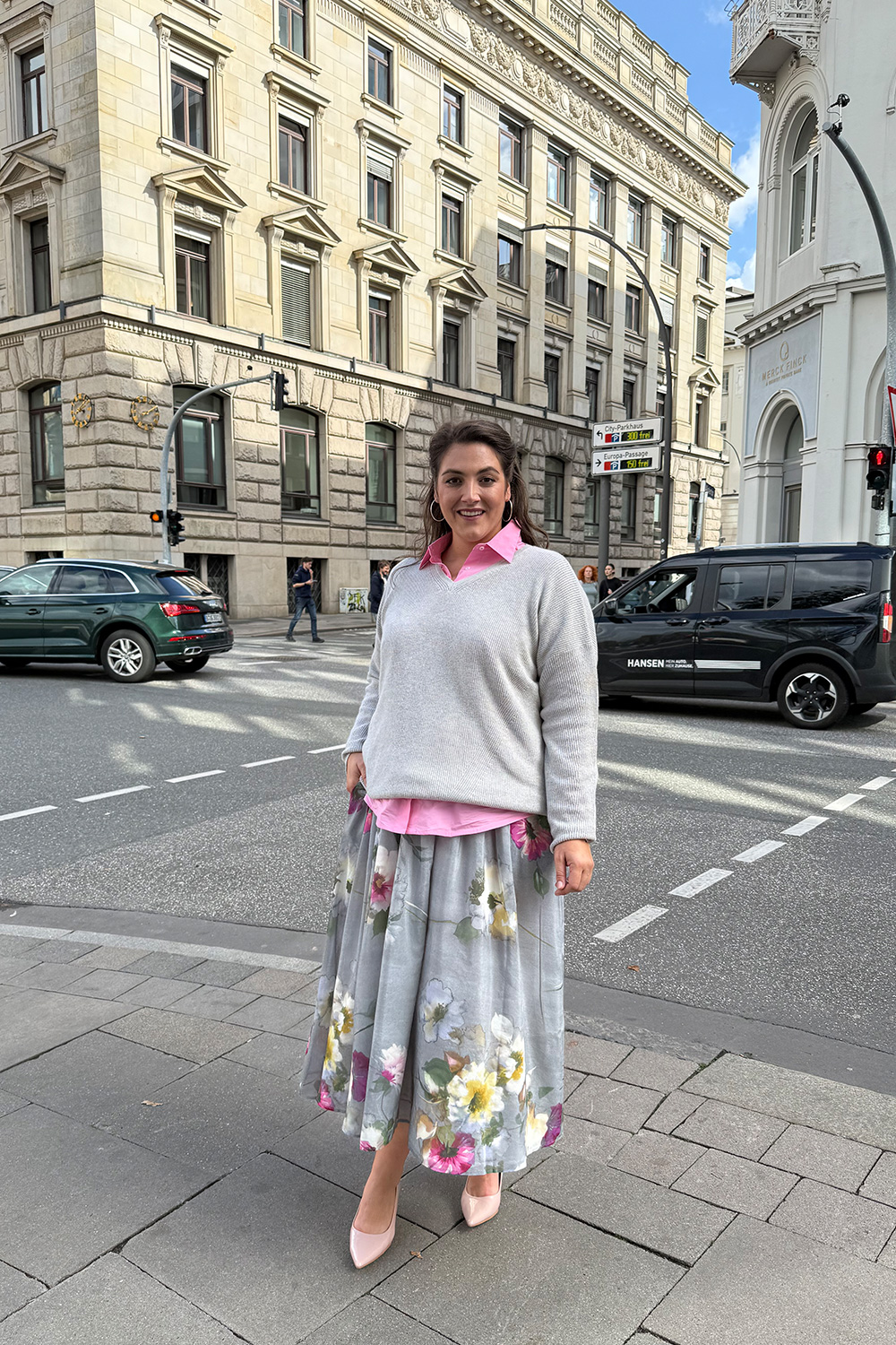 Frau in elegantem Outfit auf einer Freiburger Innenstadtstraße, übergrößen freiburg als stilvolle Inspiration für moderne Damenmode.
