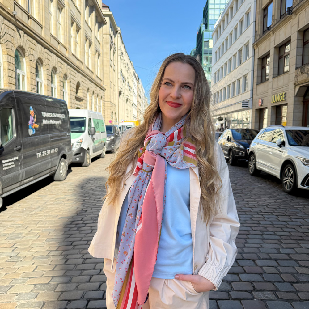 Damenmode große Größen Dresden mit elegantem Frühlingsoutfit auf einer sonnigen Innenstadtstraße