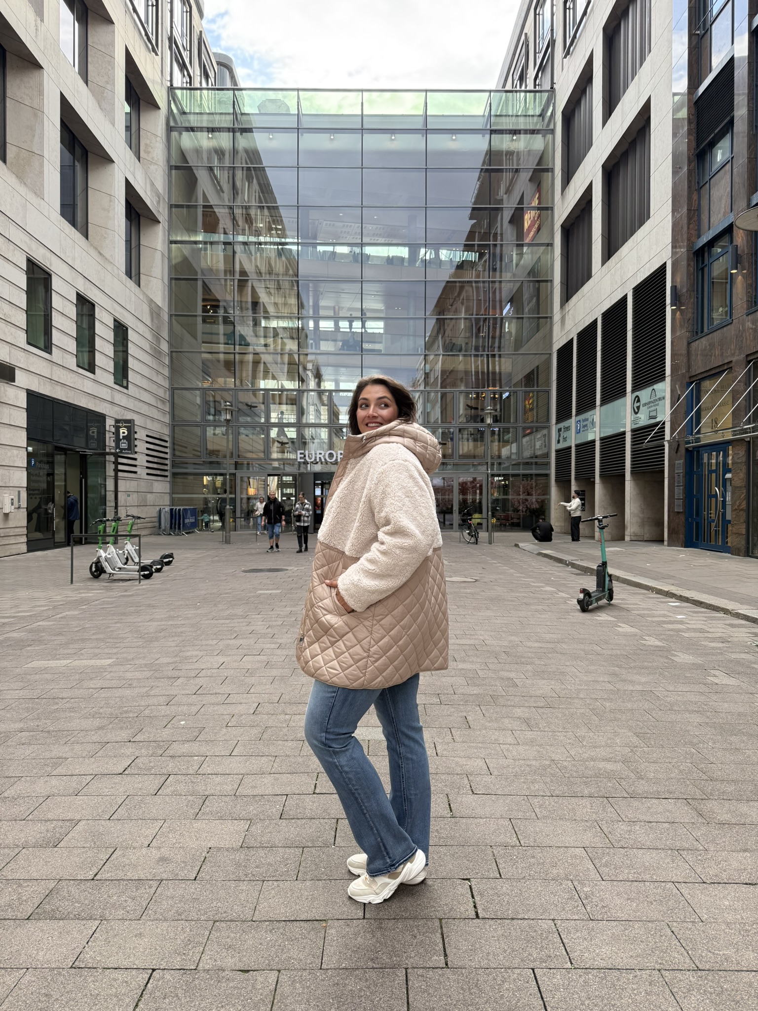 Stylisches Outfit für Frankfurt große Größen vor der Europapassage im modernen City Look.