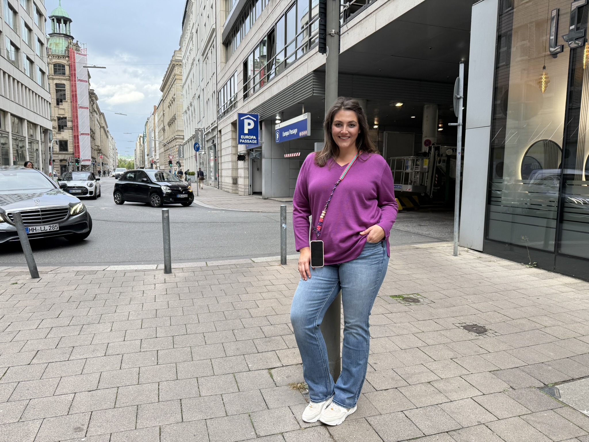 Frau in lässigem Outfit in der Dortmunder Innenstadt, geschäfte für große größen in dortmund als moderne Modeinspiration vor urbaner Kulisse.
