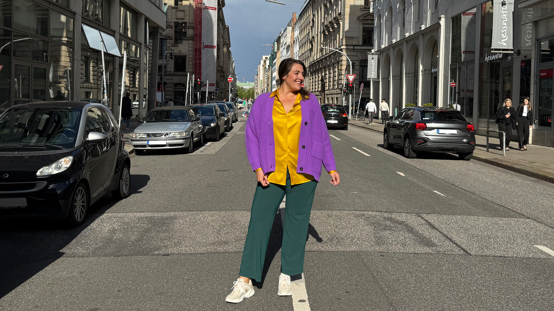 Moderner Streetstyle Look vor Innenstadt Kulisse, passend zum Thema geschäfte für große größen in leipzig.
