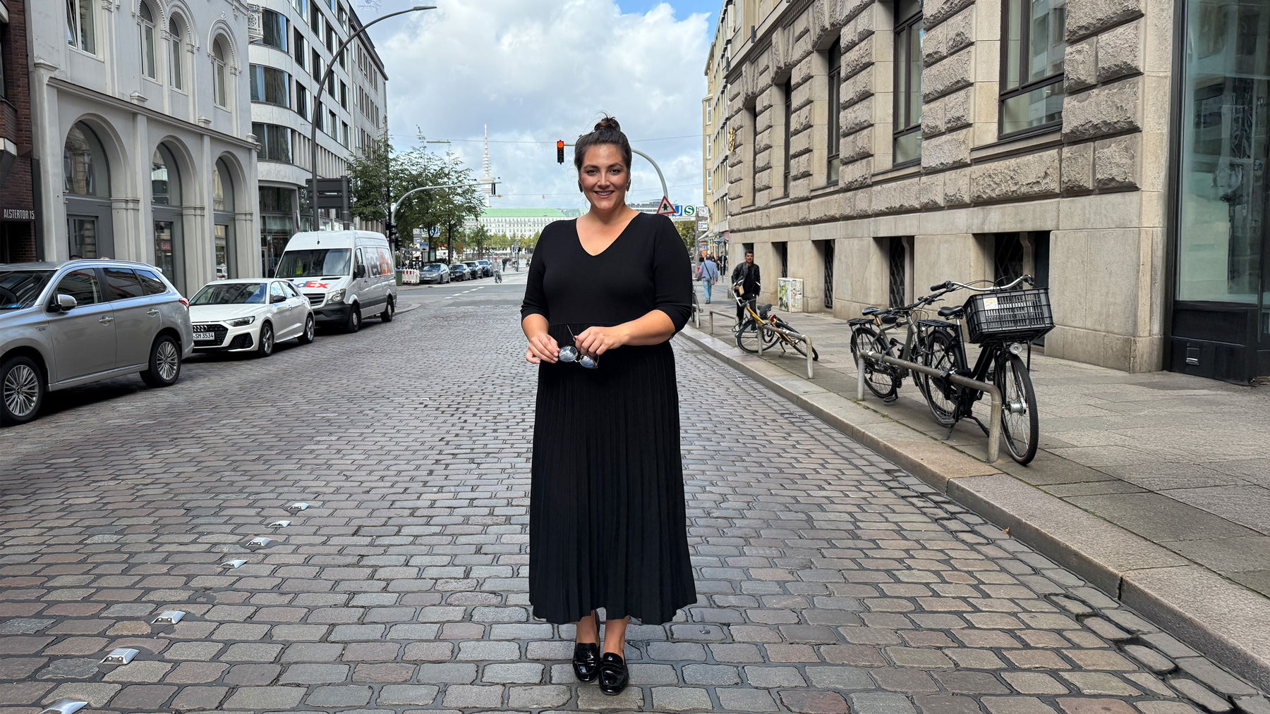 Stilvolles schwarzes Outfit als Inspiration für Kleidung in Übergrößen in Stuttgart auf einer Innenstadtstraße
