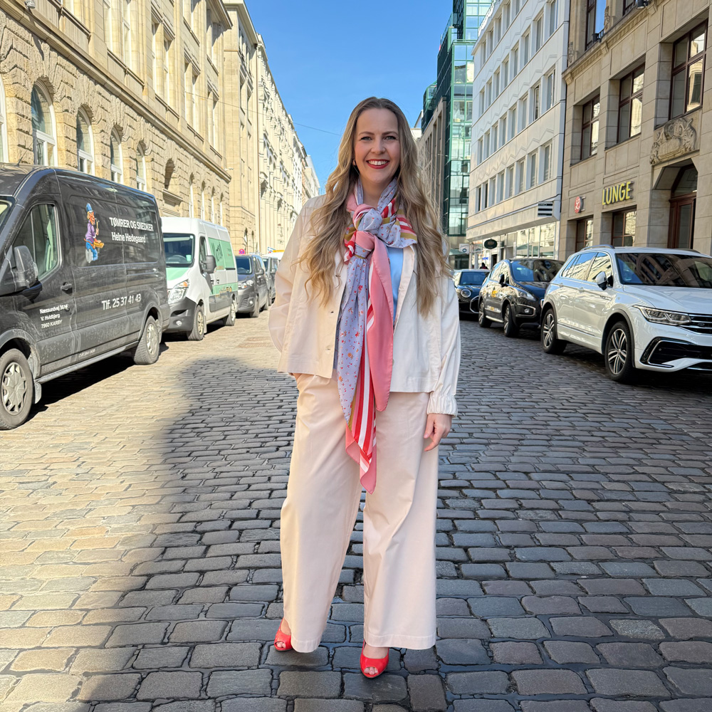 Sommerliches Outfit mit weiter Hose und Tuch, gezeigt als Inspiration für Mode für große Größen in Mannheim.
