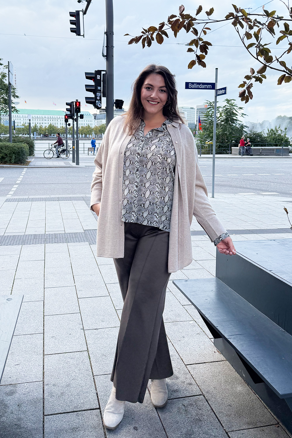 Stilvolles Outfit in neutralen Tönen für plus size Bremen, getragen von einer Frau in der Innenstadt mit urbanem Hintergrund.