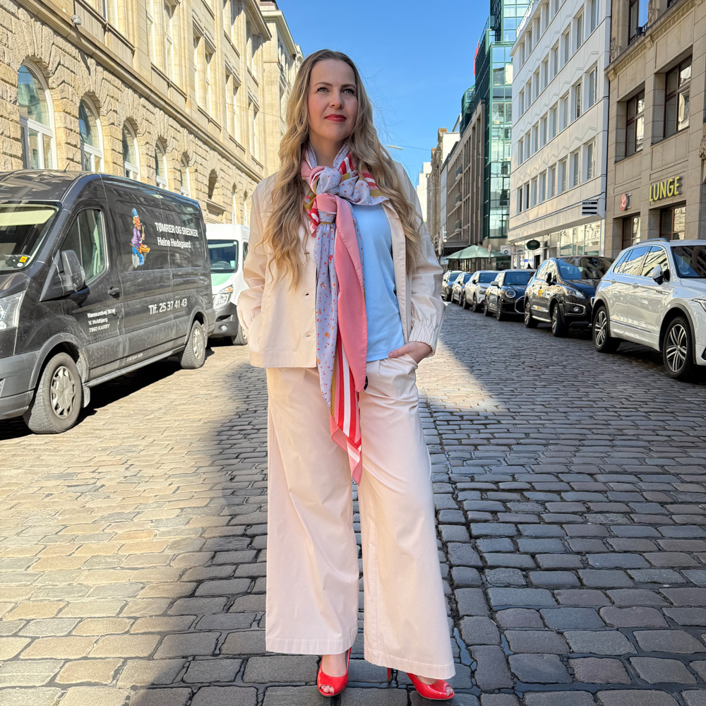 Plus Size Leipzig Outfit einer Frau in heller Mode auf einer Innenstadtstraße, modern und stilvoll präsentiert
