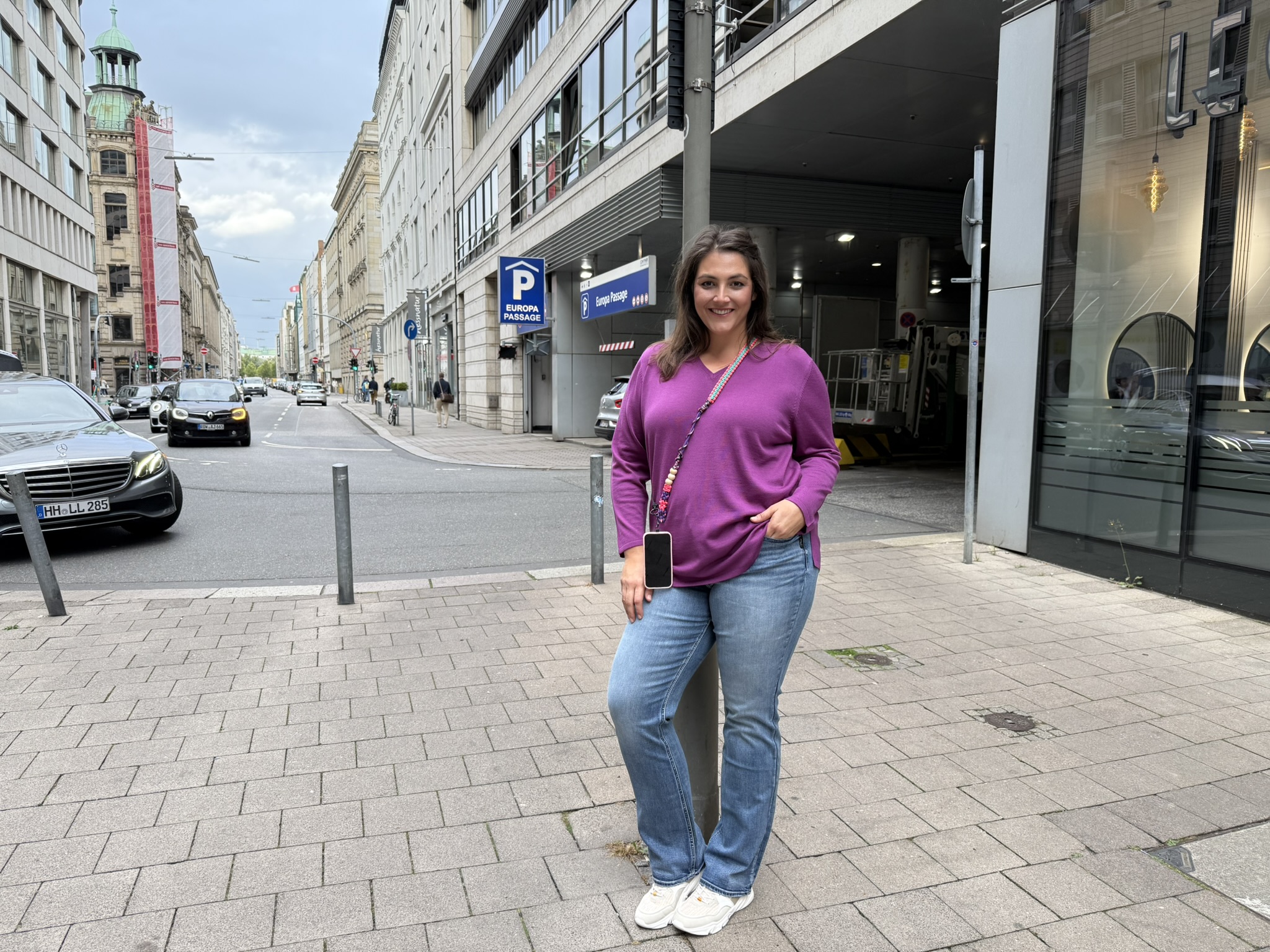 Moderne plus size Mode in Stuttgart mit lässigem Outfit in der Innenstadt