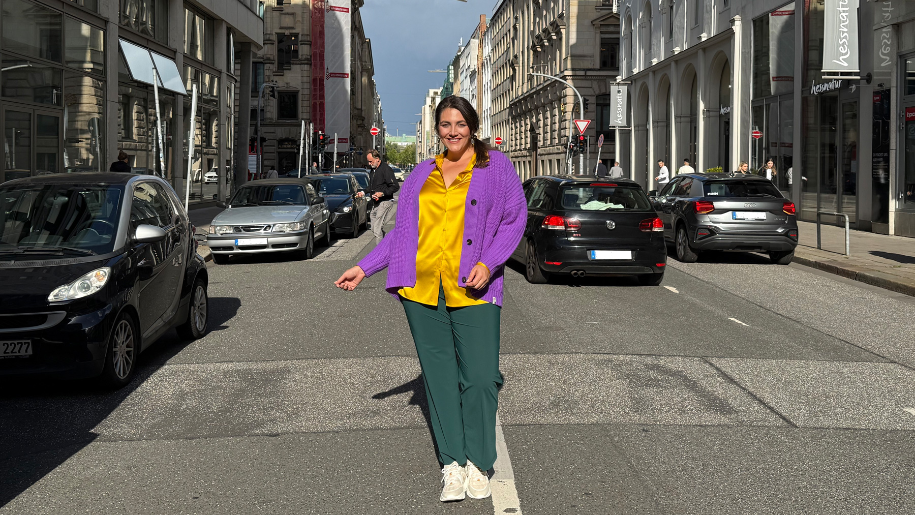 Frau trägt farbenfrohes Outfit in der Innenstadt, moderner Plus Size Party Karlsruhe Look mit lebendigen Farben und selbstbewusstem Stil.