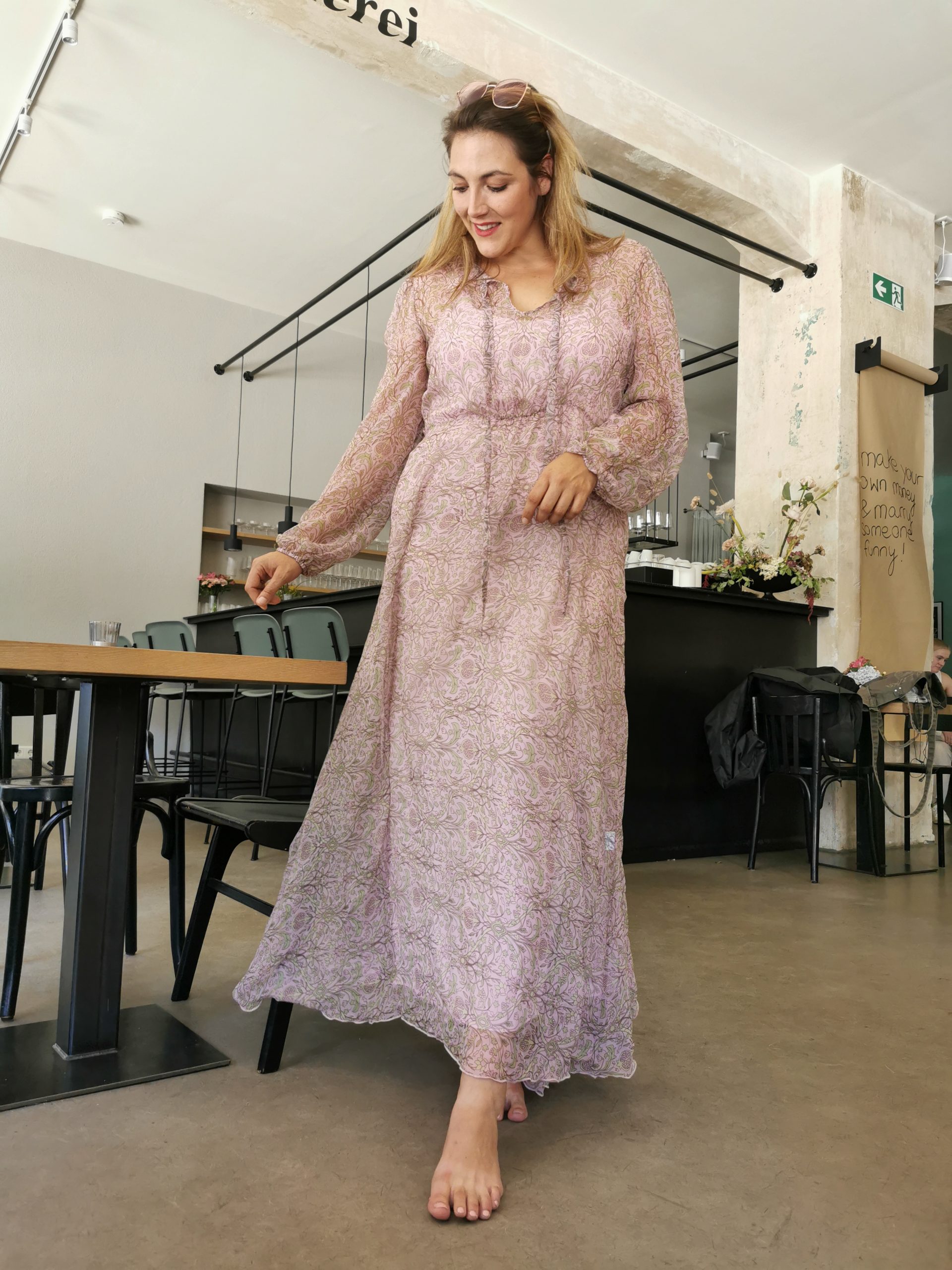 Abendkleider große Größen Essen, Kundin in bodenlangem Chiffonkleid mit zartem Blütenmuster in Rosé und Grün.