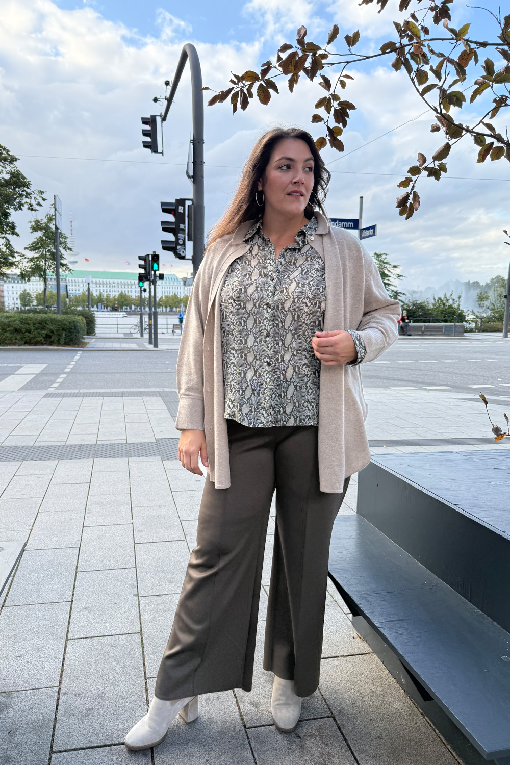 Plus Size Mode Kiel am Beispiel eines Herbstlooks mit Snakeprint Bluse, khakifarbener Stoffhose und hellen Stiefeletten.