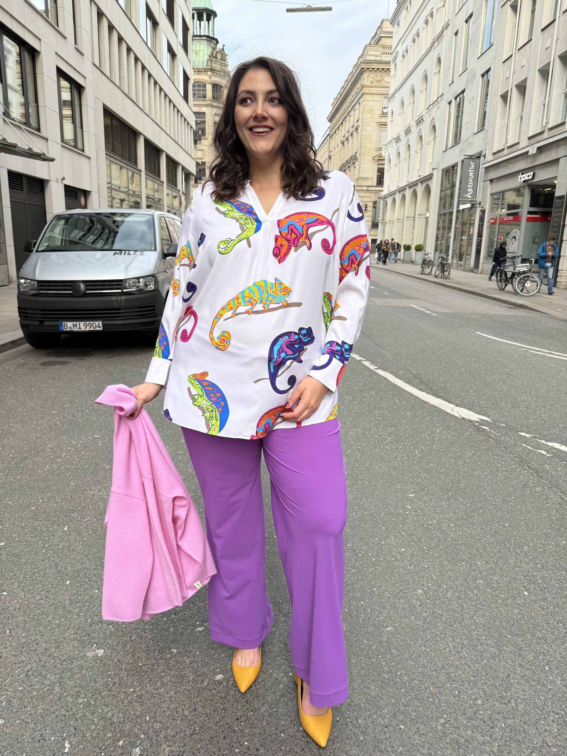 Damenmode für mollige Frauen: Kundin trägt ein florales Hemdblusenkleid in Rot und Creme vor einem historischen Gebäude in Hamburg