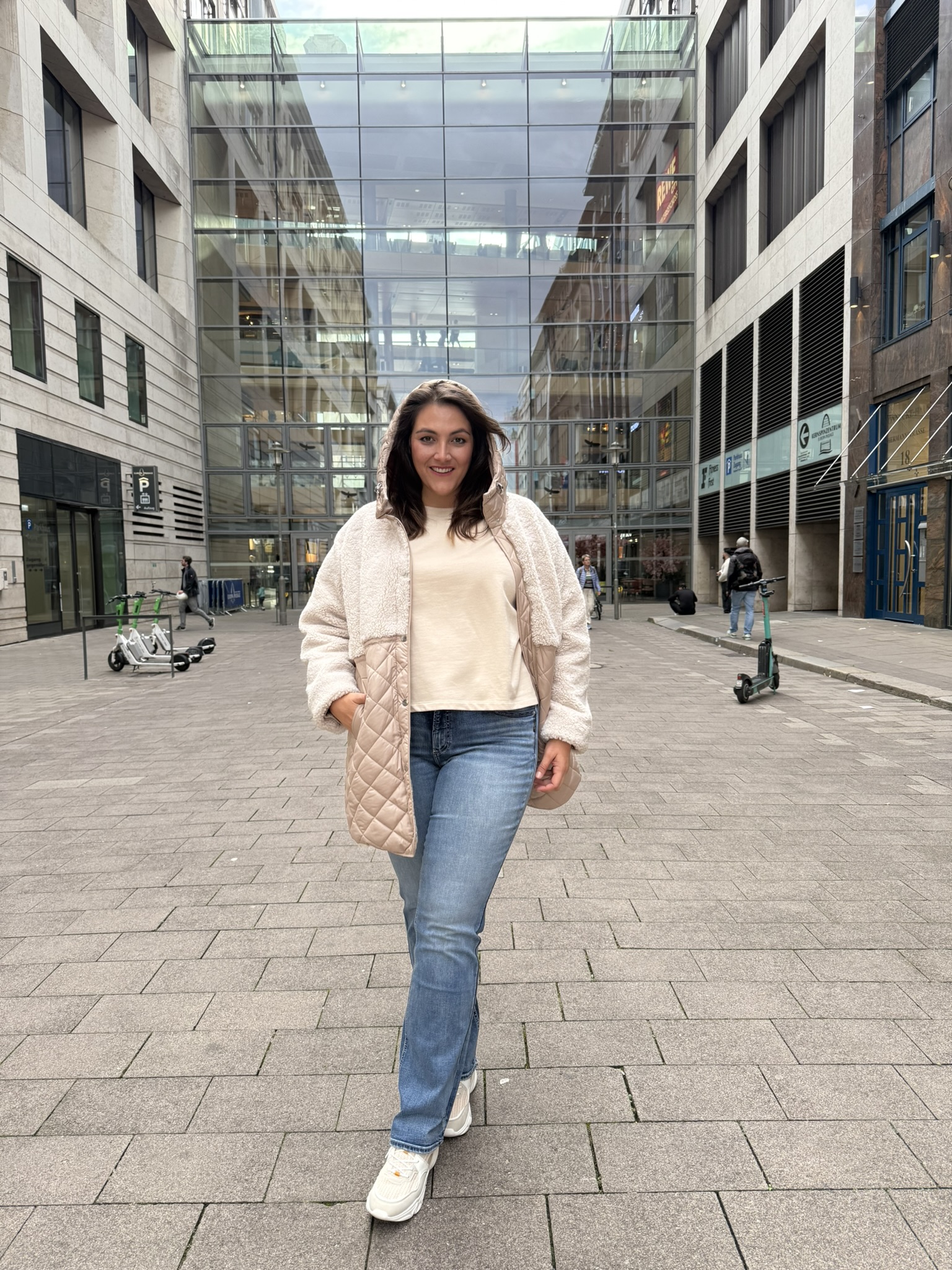 Damenmode in großen Größen Bielefeld – lässiges Outfit mit Teddy-Jacke und Jeans im Kurvenhaus Hamburg