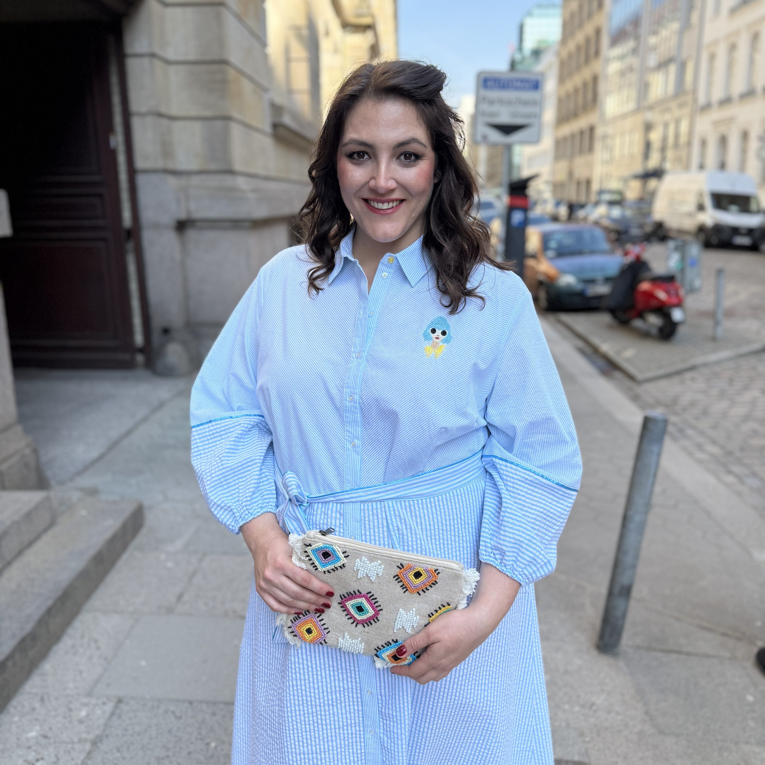 Hellblau gestreiftes Hemdblusenkleid mit Clutch, große Größen Lüneburg im Kurvenhaus Hamburg