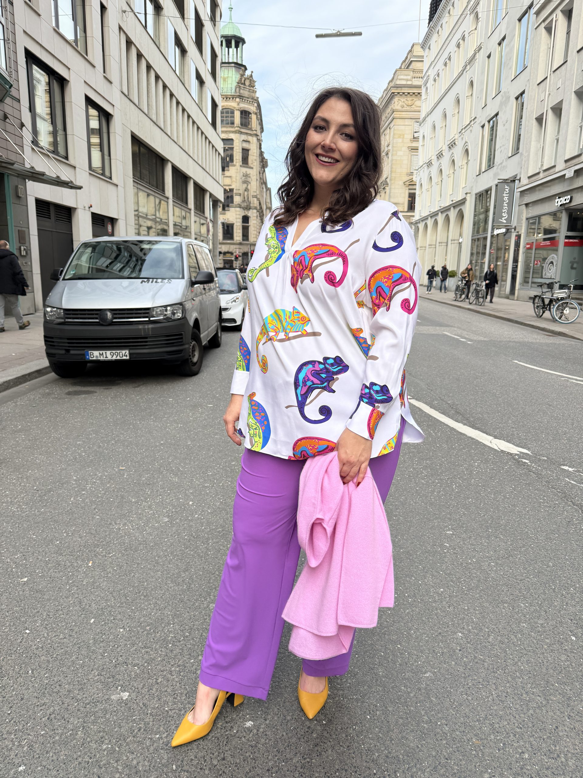 Kundin in weißer Bluse mit Chamäleon-Print und violetter Hose, große Größen Erfurt im Kurvenhaus