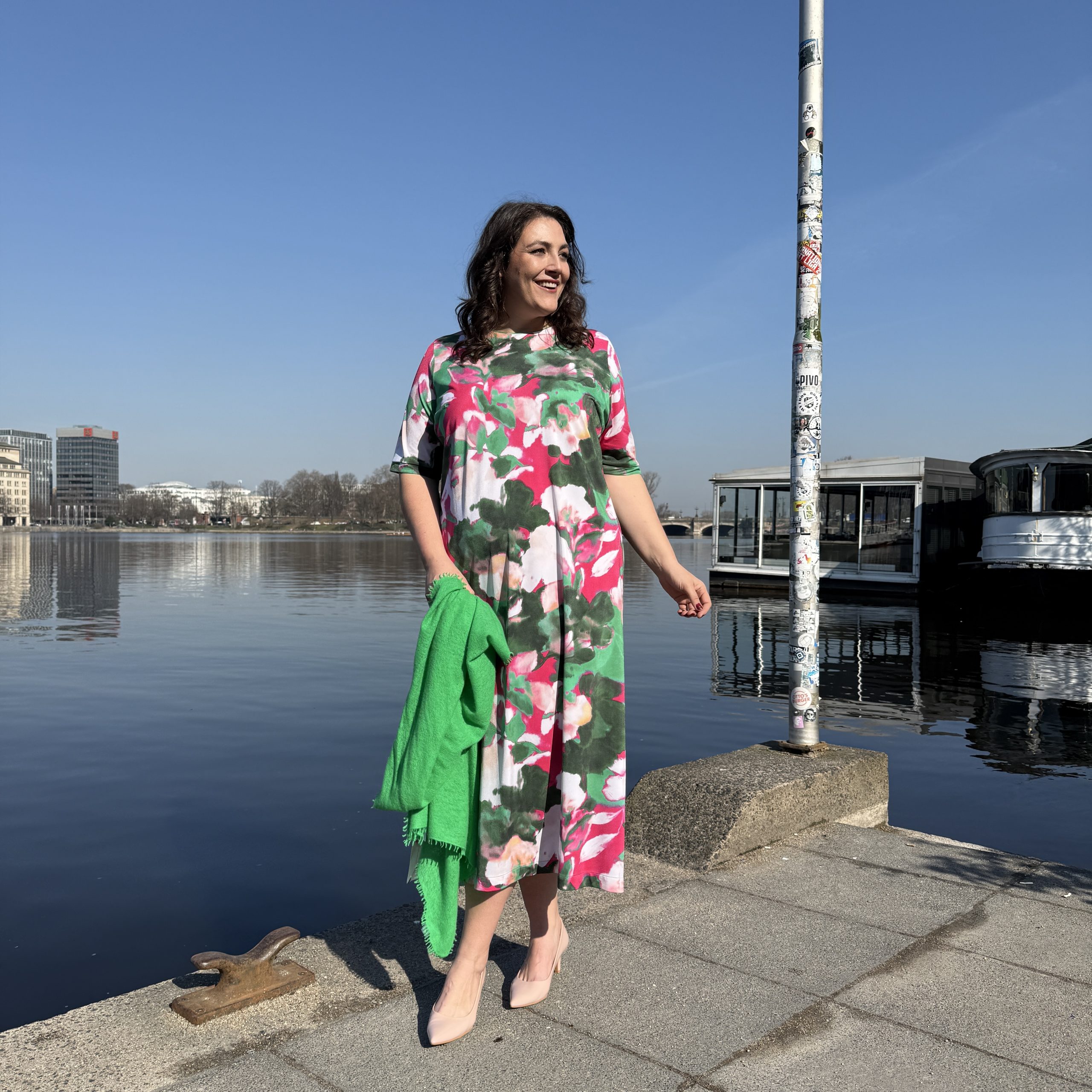 Pink-grünes Maxikleid mit Blumenprint an der Hamburger Alster, Lüneburg große Größen im Kurvenhaus