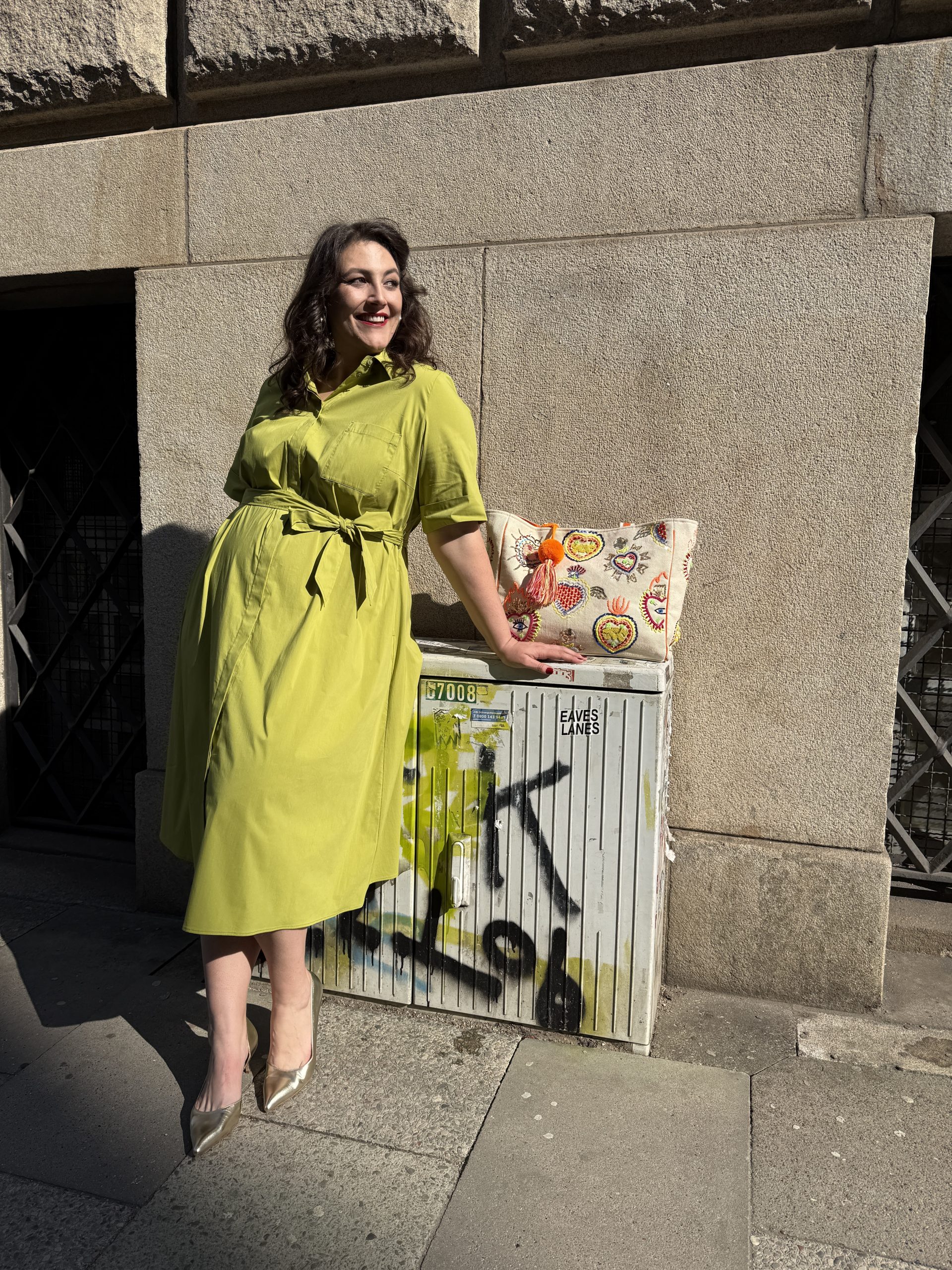 Limonengrünes Hemdblusenkleid mit Bindegürtel und goldene Pumps im Kurvenhaus Hamburg, Mode in großen Größen für Anlässe und besondere Momente in Regensburg.