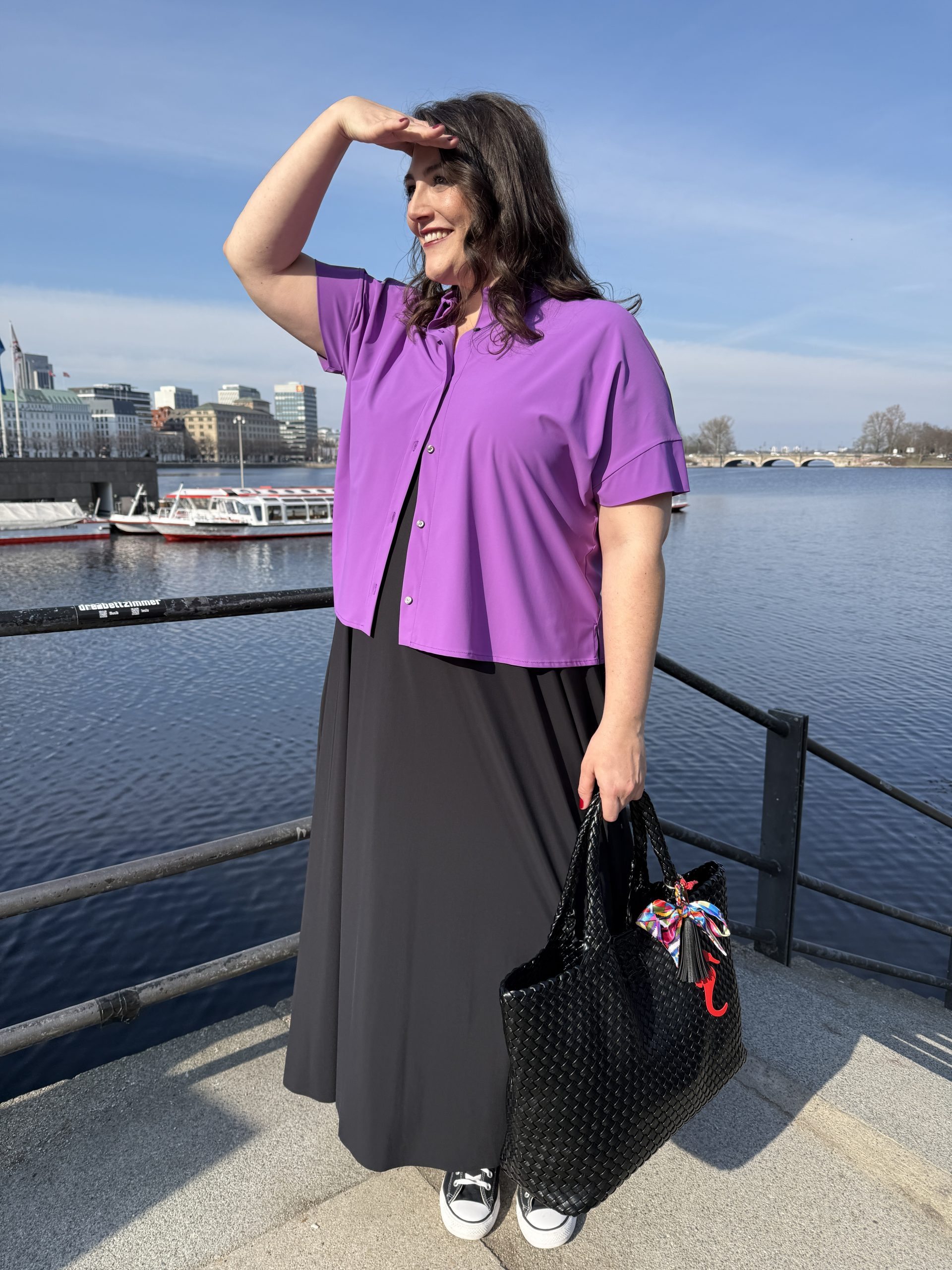 Lila Sommerbluse mit dunklem Maxirock im Kurvenhaus Hamburg, Augsburg große Größen mit Blick auf die Alster und Mode für mollige Kundinnen aus Augsburg.