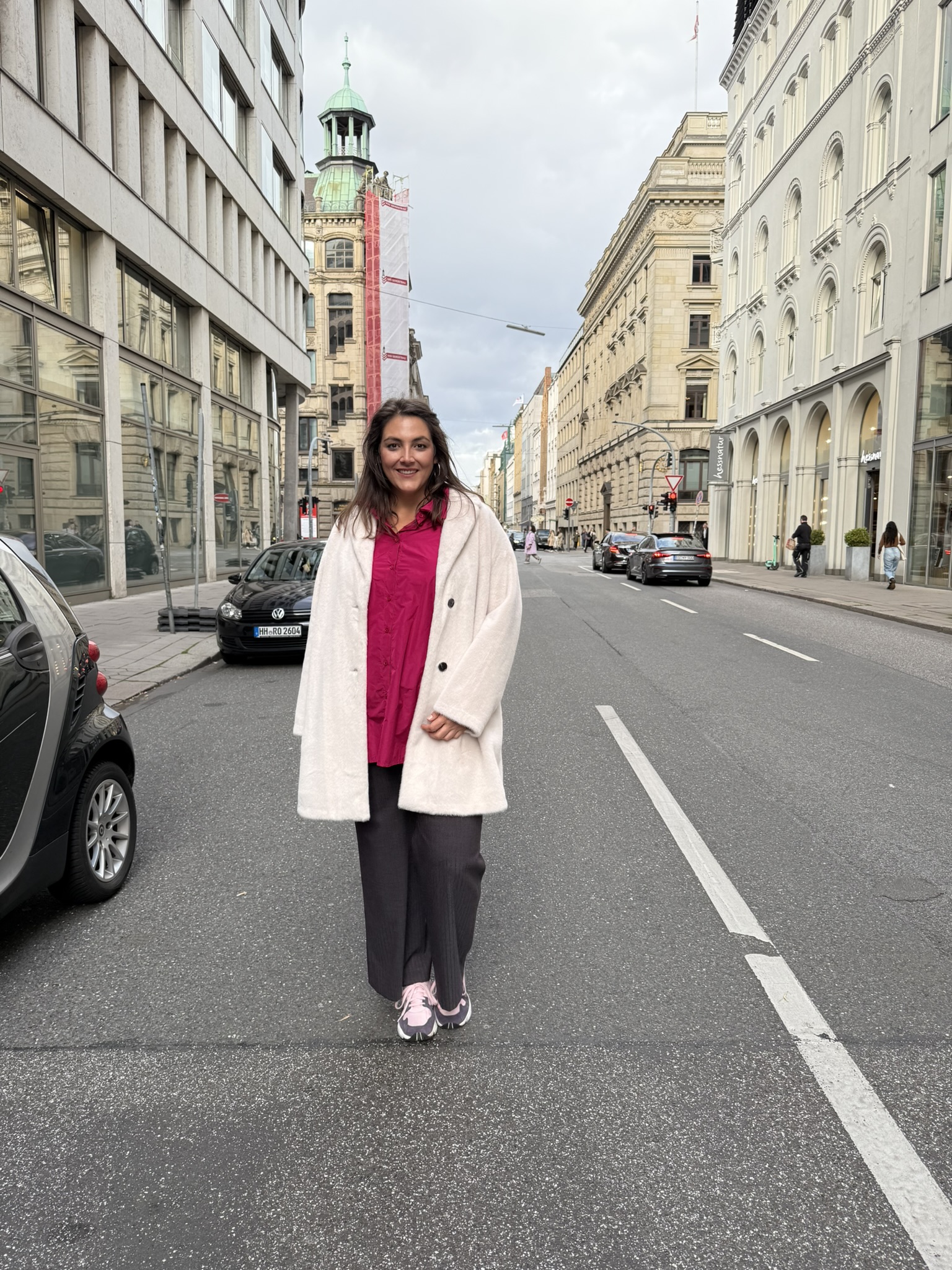 Große Größen Bielefeld – Alltagslook mit pinker Bluse und weißem Mantel aus dem Kurvenhaus Hamburg