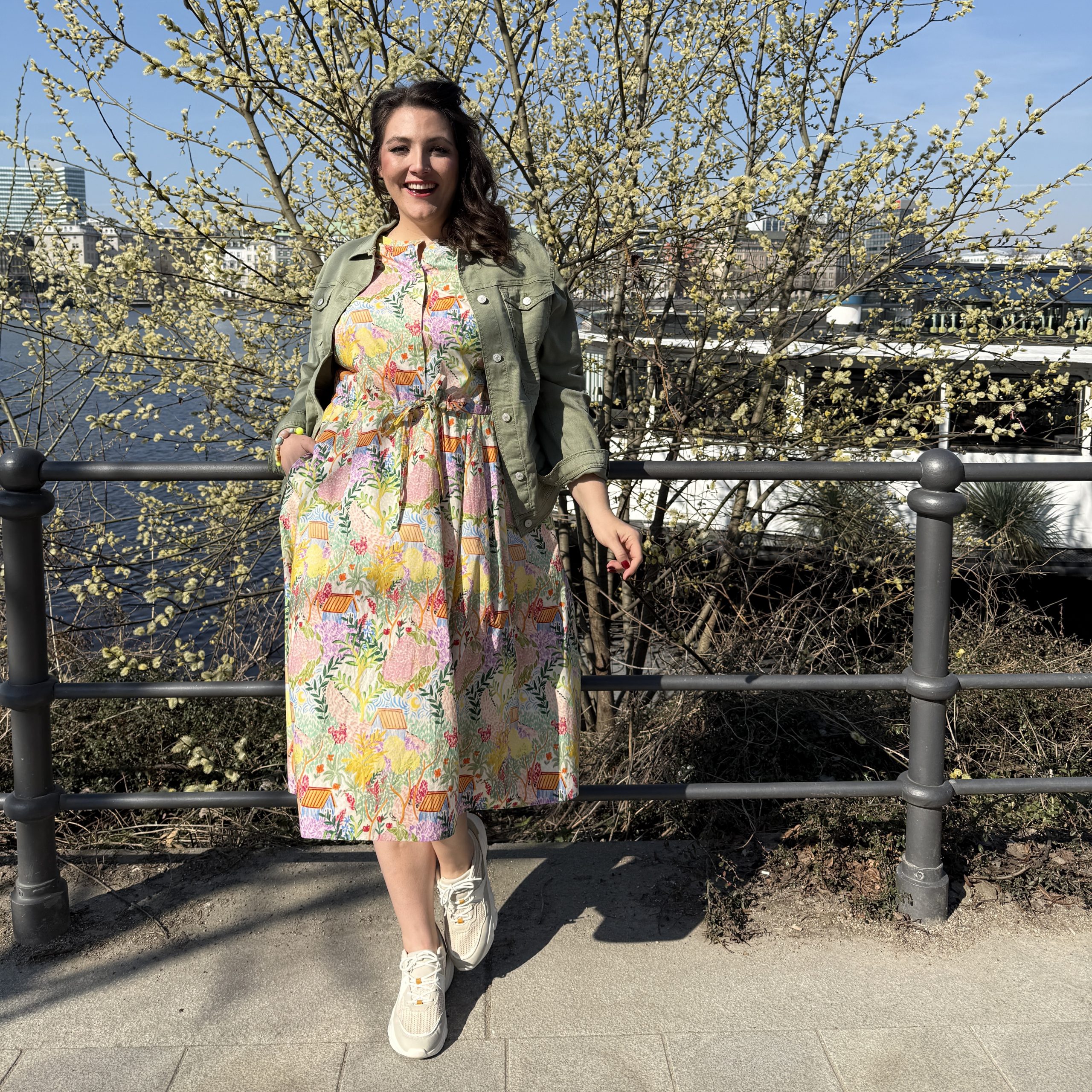 Kundin im Frühlingskleid mit Jeansjacke vor der Alster, Übergrößen Erfurt im Kurvenhaus